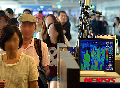 【인천공항=뉴시스】이영환 기자 = 해외에서 유입된 독감과 홍역 확진환자가 늘어 해외여행객은 주의가 요구 된다. 사진은 지난 2015년 인천공항에서 입국여객들이 열 감지 카메라를 통과하고 있다. 2019.01.28. hwan@newsis.com