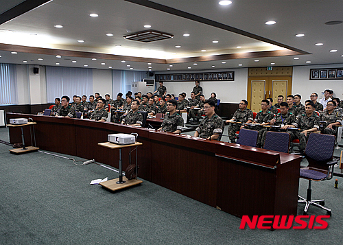 【홍천=뉴시스】박혜미 기자 = 10일 육군 제11기계화보병사단 사령부 대회의실에서 '인차동체(人車同體) 구현, 기동성 보장을 위한 부대전개·작전능력 배양'을 주제로 사단의 정비지원 활동의 분석·평가를 위한 전반기 선제적 예방정비 추진평가 회의가 열리고 있다. 사단은 전투부대의 계절별·훈련별 정비이력 분석과 이를 통한 맞춤식 정비 등 선제적 예방정비로 장비고장 제로화에 도전하고 있다. 2015.07.10. (사진=육군11사단 제공)&nbsp; photo@newsis.com