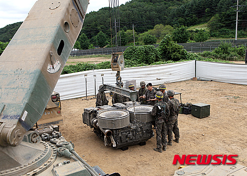 【홍천=뉴시스】박혜미 기자 = 10일 육군 제11기계화보병사단 장병들이 기계화부대의 핵심전력인 전차·장갑차·자주포 등의 최상의 기능발휘와 장비고장 제로화를 위한 장비상태 유지를 위해 전투부대의 계절별·훈련별 정비이력 분석과 맞춤식 정비 등 선제적 예방정비에 나서고 있다. 2015.07.10. (사진=육군11사단 제공)&nbsp; photo@newsis.com