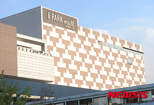 【서울=뉴시스】 장세영 기자 = '대기업 오너들의 자존심 대결'로 관심을 모았던 서울시내 면세점 신규사업자에 HDC신라가 선정됐다. 관세청 면세점 특허심사위원회는 10일 오후 5시쯤 인천공항세관 수출입통관청사에서 대기업에 할당된 서울시내 면세점 신규사업자 선정 결과를 발표했다.&nbsp; 사진은 HDC신라 면세점으로 탈바꿈 되는 부지로 선정된 10일 서울 용산 아이파크몰 전경.&nbsp; 2015.07.10.&nbsp; photothink@newsis.com
