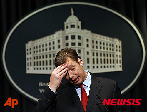 【베오그라드 =AP/뉴시스】세르비아 검찰은 10일 2차세계대전 이후 유럽에서 발생한 최악의 학살사건인 스레브레니차 학살 용의자 8명을 기소했다. 사진은 지난 7월 11일 보스니아-헤르체고비나에서 개최된 스레브레니차 학살 20주년 기념식에 참석했다가 군중으로부터 돌팔매를 당했던 알렉산다르 부치치 세르비아 총리가 귀국후 기자회견에서 곤혹스런 표정을 짓고 있는 모습. 2015.09.11 )