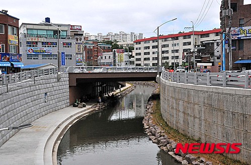 【울산=뉴시스】안정섭 기자 = 울산 남구는 여천천 고향의강 조성사업을 마무리했다고 12일 밝혔다. 사진은 이날 찾은 여천천 상류구간 모습. 2015.07.12. yohan@newsis.com