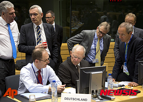 【브리쉘=AP/뉴시스】12일(현지시간) 유럽연합(EU) 렉스 빌딩에서 열린 유로그룹 재무장관 원탁 회의에서 볼프강 쇼이블래 독일 재무장관(가운데)이 대표단과 함께 서류를 검토하고 있다. 2015.07.13