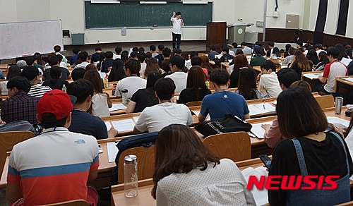 【충주=뉴시스】이성기 기자 = 13일 오전 충북 충주 건국대학교 글로컬캠퍼스가 진행하는 취업 종합 몰입교육 'GLOCAL 스펙 타파 프로그램'에 참여한 학생들이 강의를 듣고 있다.2015.07.13(사진=건국대 글로컬캠퍼스 제공) sklee@newsis.com