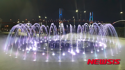 【사천=뉴시스】문병기 기자 = 경남 사천의 새로운 관광 랜드마크가될 삼천포대교공원 음악분수대가 오는 18일 본격 가동에 들어간다. 이 분수대는 세계 최초로 다방향분사노즐(멀티벡터노즐)을 바닥분수에 적용한 것으로 지름 20m 규모에 408개 노즐과 166개 LED 수중등으로 조성됐다. 사진은 지난 12일 본격 가동을 앞두고 시험 당시 모습. 2015.07.13. (사진= 사천시 제공)&nbsp; photo@newsis.com 