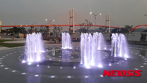 【사천=뉴시스】문병기 기자 = 경남 사천의 새로운 관광 랜드마크가될 삼천포대교공원 음악분수대가 오는 18일 본격 가동에 들어간다. 이 분수대는 세계 최초로 다방향분사노즐(멀티벡터노즐)을 바닥분수에 적용한 것으로 지름 20m 규모에 408개 노즐과 166개 LED 수중등으로 조성됐다. 사진은 지난 12일 본격 가동을 앞두고 시험 할 당시 모습. 2015.07.13. (사진= 사천시 제공)&nbsp; photo@newsis.com 