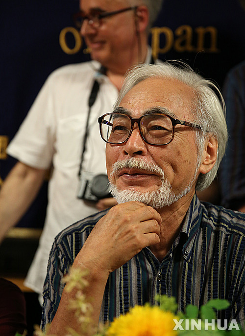 【도쿄=신화/뉴시스】일본 애니메이션의 거장 미야자키 하야오(宮崎駿·74)가 13일 도쿄에서 기자회견을 하고 있다. 미야자키는 이날 기자회견에서 일본 정부에 오키나와(沖縄)현 주일미군 기지 이전 계획과 일본의 집단자위권 법 개정 추진을 중단해 2차 세계대전 이후 지켜온 평화주의를 따르라고 촉구했다. 2015.07.14