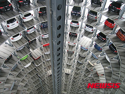 【서울=뉴시스】유희연 기자 = 중고차 유통전문기업에서 출시한 ‘오마이카(오카)’는 고객이 홈페이지(http://ohmycar.com)와 고객상담센터(1600-8451)를 통해 차량명, 연락처와 같은 간단한 정보만 남겨주면 전국 400여 제휴딜러들의 입찰 경쟁을 통해 최고가 입찰 딜러 3명의 연락처를 고객에게 알려줘 손쉽게 내차팔기가 가능하다. lovely_jh@newsis.com