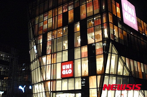 【서울=뉴시스】중국 베이징(北京) 싼리툰(三裏屯)에 있는 유니클로 매장 전경. 중국 베이징(北京)에서 가장 핫한 쇼핑매장인 일본 유명 의류브랜드 유니클로의 중국 매장이 이 매장 탈의실에서 찍은 젊은 남녀의 성관계 영상으로 더 뜨거워졌다고 CNN이 15일 보도했다. 젊은 남녀가 유니클로 탈의실에서 열정적으로 성관계하는 스마트폰 영상이 전날 밤새 중국 인터넷을 뜨겁게 달궜다. 2015.07.15 (사진출처: 바이두)
