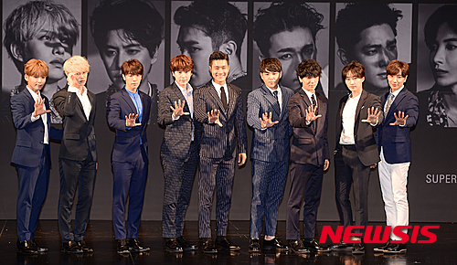 【서울=뉴시스】김동민 기자 = 남성그룹 슈퍼주니어의 데뷔 10주년 스페셜 앨범 ‘Devil’ 발매 기념 기자회견이 15일 오후 서울 삼성동 코엑스 아티움에서 열린 가운데 슈퍼주니어 멤버들이 사진 촬영을 하고 있다.&nbsp; 슈퍼주니어의 데뷔 10주년 스페셜 앨범 ‘Devil’은&nbsp; 가수 이승환, 자우림의 김윤아, 장미여관, 에피톤프로젝트, 히트 작곡가 켄지 등 다양한 뮤지션과 특급 콜라보레이션이 기대되는 앨범이다. 2015.07.15.life@newsis.com