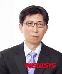 【포항=뉴시스】임병섭 기자 = 새로운 고분자 신물질을 합성해 기존 태양전지의 효율을 14% 이상 끌어올리는 기술을 개발한 포스텍 박태호 교수. 2015.07.16 (사진=포스텍 제공)&nbsp; photo@newsis.com