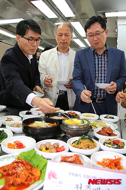 【전주=뉴시스】윤난슬 기자 = 16일 전북 전주시 한국전통문화전당에서 전주시향토전통 음식심의회가 열린 가운데 심사위원들이 향토음식 추가후보군으로 선정된 오모가리탕, 전주백반, 전주불고기, 팥칼국수, 폐백음식, 전주우족탕, 청국장 등 총 7개 품목에 대한 심사를 진행하고 있다. 2015.07.16. (사진=한국전통문화전당 제공) yns4656@newsis.com