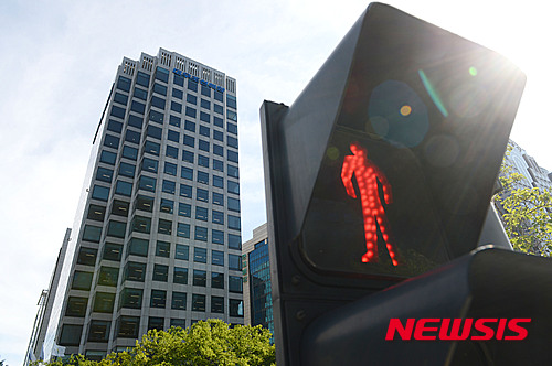 【서울=뉴시스】임태훈 기자 = 대우조선해양이 지난해 2조원대의 손실을 기록한 것으로 드러남에 따라 최대주주인 산업은행(지분31.5%)의 관리책임문제가 현안으로 떠오른 16일 오후 서울 중구 다동 대우해양조선 건물 앞 신호등에 빨간불이 켜져있다.&nbsp; 금융감독원은 15일 대우조선 2조원대 손실 은폐 의혹과 관련, 긴급 실무진 회의를 열었으며 향후 회계감리 착수 여부를 검토했다. 2015.07.16.&nbsp; taehoonlim@newsis.com 