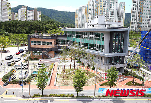 【대전=뉴시스】문승현 기자 = 대전 유성구는 오는 20일 노은3동주민센터 개청식을 열고 본격적인 업무에 들어간다고 17일 밝혔다.&nbsp; 청사는 2761㎡ 면적에 지하1·지상3층 규모로 민원실과 강의실, 풍물실, 어린이영어도서관, 유아방 등 부대시설을 갖추고 있다. 사진은 개청을 앞둔 노은3동주민센터 청사 전경. 2015.07.17. (사진=유성구 제공)&nbsp; photo@newsis.com