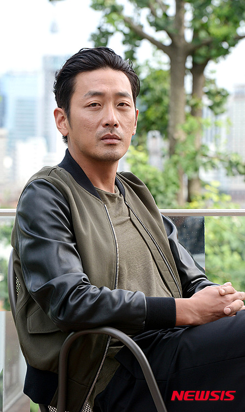 【서울=뉴시스】박주성 기자 = 영화 '암살'에서 하와이 피스톨 역을 맡은 배우 하정우가 17일 오후 종로구 삼청로의 한 카페에서 뉴시스와 인터뷰 전 포즈를 취하고 있다. 2015.07.17.&nbsp; park7691@newsis.com 