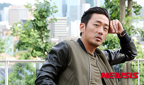 【서울=뉴시스】박주성 기자 = 영화 '암살'에서 하와이 피스톨 역을 맡은 배우 하정우가 17일 오후 종로구 삼청로의 한 카페에서 뉴시스와 인터뷰 전 포즈를 취하고 있다. 2015.07.17.&nbsp; park7691@newsis.com 