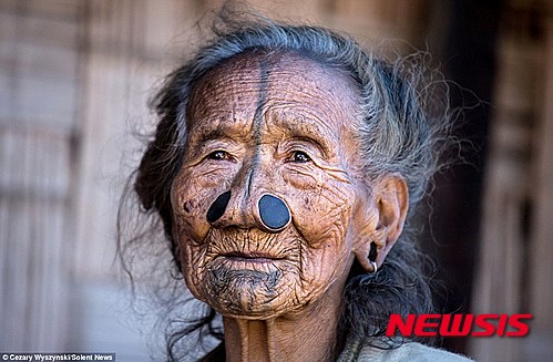 【서울=뉴시스】인도 북부의 아파타니족 여성들은 전통적으로 성인이 되면 새까만 코마개와 얼굴 문신을 했다. 이것은 침입자들로부터 마을 여성을 지키기 위한 것이었으나, 1970년 이후로는 행해지지 않고 있다. 2015.07.17. (사진출처: 데일리 메일)