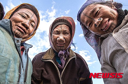 【서울=뉴시스】인도 북부의 아파타니족 여성들은 전통적으로 성인이 되면 새까만 코마개와 얼굴 문신을 했다. 이것은 침입자들로부터 마을 여성을 지키기 위한 것이었으나, 1970년 이후로는 행해지지 않고 있다. 2015.07.17. (사진출처: 데일리 메일)