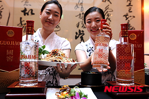 【서울=뉴시스】임피리얼 팰리스 서울 중식당 '천산'이 오는 8월31일까지 중국 명품 백주 '국교1573 클래식' 프로모션을 펼친다. (사진=임피리얼 팰리스 서울 제공)