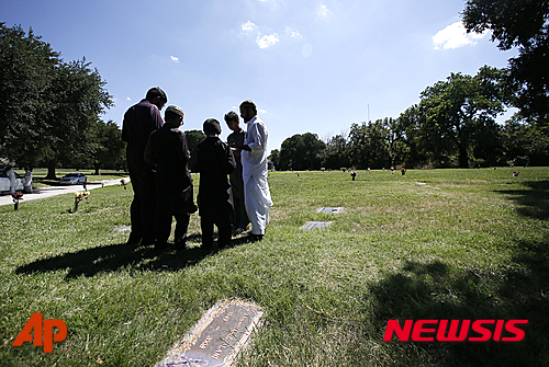 【댈러스(미 테갓스주)=AP/뉴시스】무슬림(이슬람교도)들이 신자를 묻을 장소를 찾고 있지만, 지역 주민들은 작은 시골 텍사스 마을에 기반을 마련하기 위한 음모라며 반발해 논란이 일고 있다. 사진은 지난 17일(현지시간) 미 텍사스주 댈러스에 있는 이슬람 묘지인 레스트랜드의 이슬라믹 가든에서 신도들이 기도하는 모습. 2015.07.20&nbsp; 