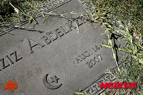 【댈러스(미 텍사스주)=AP/뉴시스】무슬림(이슬람교도)들이 신자를 묻을 장소를 찾고 있지만, 지역 주민들은 작은 시골 텍사스 마을에 기반을 마련하기 위한 음모라며 반발해 논란이 일고 있다. 사진은 지난 17일(현지시간) 미 텍사스주 댈러스에 있는 이슬람 묘지의 모습. 2015.07.20