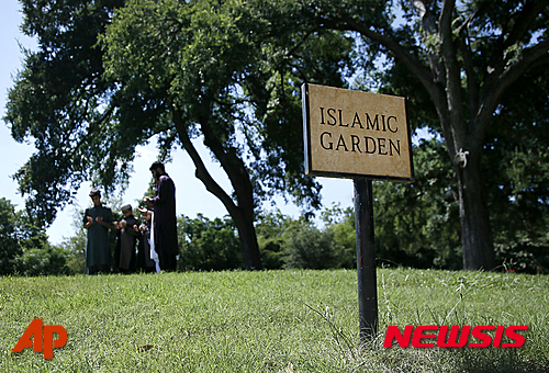 【댈러스(미 텍사스주)=AP/뉴시스】무슬림(이슬람교도)들이 신자를 묻을 장소를 찾고 있지만, 지역 주민들은 작은 시골 텍사스 마을에 기반을 마련하기 위한 음모라며 반발해 논란이 일고 있다. 사진은 지난 17일(현지시간) 미 텍사스주 댈러스에 있는 이슬람 묘지인 레스트랜드의 이슬라믹 가든에서 신도들이 기도하는 모습. 2015.07.20&nbsp; 