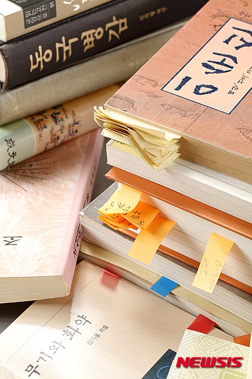 김훈이 '칼의 노래'를 쓰기 위해 참조했던 책들과 공부의 흔적(사진=국립한글박물관)