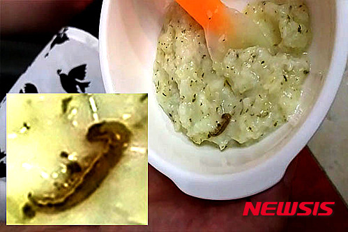【춘천=뉴시스】조명규 기자 = 영유아 이유식에서 발견 된 살아있는 애벌레 (사진=동영상 캡쳐)