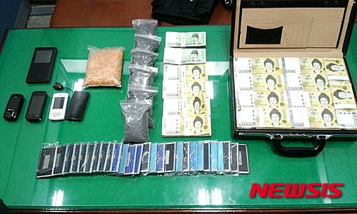 【의정부=뉴시스】김주성 기자 = 경기도 의정부경찰서는 고가의 철강자재를 대량으로 공급받아 모자른 결제금액을 고금리로 갚겠다며 수백만원을 빌려 도주한 혐의(사기)로 조선족 문모(62)씨를 구속했다고 20일 밝혔다.&nbsp; 사진은 피해자를 안심시키기 용으로 범행에 사용한 가짜 5만원권이 든 007가방 등 증거품. 2015.07.20. (사진=의정부경찰서 제공)&nbsp; jskim@newsis.com