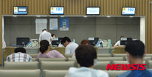 【서울=뉴시스】고승민 기자 = 삼성서울병원이 20일 메르스(MERS·중동호흡기증후군) 사태로 부분 폐쇄된지 38일만에 격리 해제됐다. 이날 오후 삼성서울병원 접수창구에서 내원객이 접수를 하고 있다. 2015.07.20. kkssmm99@newsis.com