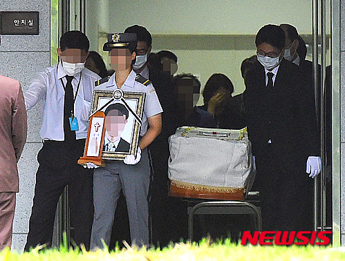 【용인=뉴시스】이정선 기자 = 국정원 해킹 프로그램 업무와 관련해 스스로 목숨을 끊은 국정원 직원 임모씨(45)의 발인이 21일 오전 경기도 용인시 처인구 평온의 숲에서 거행되고 있다. 2015.7.21&nbsp; ppljs@newsis.com