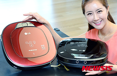 【서울=뉴시스】김민기 기자 = LG전자는 21일 실생활에 유용한 홈뷰, 홈가드 등 스마트 기능과 청소 성능을 대폭 강화한 프리미엄 로봇 청소기 로보킹 터보 플러스를 출시했다.&nbsp; 기존 로보킹은 제품 상단과 하단 각각에 카메라가 있지만 로보킹 터보 플러스는 제품 전면에도 카메라를 추가로 적용해 신제품에 탑재된 카메라는 모두 3개로 늘었다.&nbsp; 홈뷰 기능은 실시간 모니터링과 원격 청소를 지원하는 기능으로 집주인은 스마트폰을 통해 로보킹의 전면 카메라가 보여주는 집안 상황을 확인할 수 있다. 집안에 가스불은 껐는지, 아이나 반려동물이 집에 잘 있는지 등을 실시간으로 보여준다.&nbsp; 홈가드는 집주인이 외출할 경우 로보킹 터보 플러스의 전면 카메라를 이용해 집안 내의 움직임을 포착하는 기능이다. 집안에서 사물의 움직임을 감지하면 해당 사물을 자동으로 5회 연속으로 촬영하고 스마트폰으로 사진을 전송한다.&nbsp; 홈챗 기능도 지원한다. 라인 혹은 카카오톡으로 명령어를 간단히 입력하면 청소를 시작하거나 예약할 수 있다. 로보킹이 청소를 진행 중인지 완료했는지 등도 확인할 수 있다.&nbsp; 스마트폰을 통해 청소 코스를 간편하게 업데이트할 수 있다. '스마트 진단'을 이용하면 서비스 기사가 방문하지 않더라도 고장여부와 조치사항을 스마트폰 화면으로 확인할 수 있다.&nbsp; 로보킹 터보 플러스는 스마트 인버터 모터를 탑재해 기존 제품 대비 청소성능을 크게 향상시켰다. 기존에 출시된 로봇 청소기들이 흡입하지 못하는 콩이나 씨리얼 부스러기와 같은 큰 먼지도 치워준다. LG전자는 스마트 인버터 모터를 10년간 무상으로 보증한다.&nbsp; 카펫 위에서 터보모드를 작동해 먼지를 흡입하는 '바닥마스터', 제품의 상∙하 2개의 카메라를 통해 장애물 위치 등을 기억했다가 경로를 헤매지 않고 청소하는 '홈마스터', 장애물에 걸리거나 틈새에 끼어도 스스로 벗어날 수 있는 '자동탈출기능' 등을 지원한다.&nbsp;&nbsp; LG전자는 스마트 인버터 모터를 탑재하고 바닥마스터, 홈마스터 등 다양한 청소 기능을 갖춘 로보킹 터보도 출시했다.&nbsp; 로보킹 터보 플러스와 로보킹 터보는 업계 최저 소음 수준인 48데시벨을 구현했다. LG화학의 리튬 이온 배터리를 내장해 3시간 충전으로 최대 100분 동안 청소할 수 있다. 가격은 출하가 기준 로보킹 터보 플러스가 109만원, 로보킹 터보는 84만9000원이다.&nbsp; kmk@newsis.com 