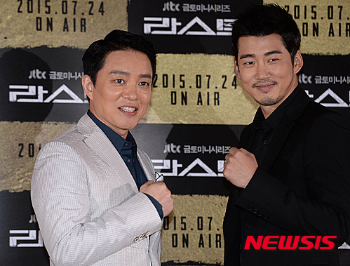 【서울=뉴시스】장세영 기자 = 배우 이범수와 윤계상이 21일 오후 서울 중구 장충단로 메가박스 동대문점에서 열린 JTBC 새 금토드라마 '라스트'(연출 조남국, 극본 한지훈) 제작발표회에 참석해 포토타임을 갖고 있다. 이 자리에는 배우 이범수, 윤계상, 서예지, 박원상, 박예진, 조남국 PD가 참석했다. 2015.07.21. photothink@newsis.com