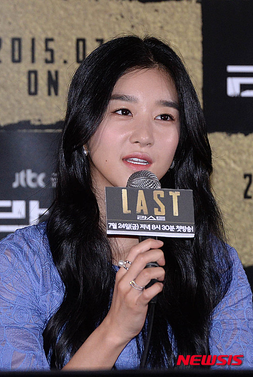 【서울=뉴시스】장세영 기자 = 배우 서예지가 21일 오후 서울 동대문 메가박스에서 열린 JTBC 새 금토드라마 '라스트' 제작발표회에 참석해 기자들의 질문에 답하고 있다. 이 자리에는 배우 이범수, 윤계상, 서예지, 박원상, 박예진, 조남국 PD가 참석했다. 2015.07.21. photothink@newsis.com