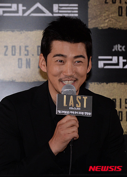 【서울=뉴시스】장세영 기자 = 배우 윤계상이 21일 오후 서울 동대문 메가박스에서 열린 JTBC 새 금토드라마 '라스트' 제작발표회에 참석해 기자들의 질문에 답하고 있다. 이 자리에는 배우 이범수, 윤계상, 서예지, 박원상, 박예진, 조남국 PD가 참석했다. 2015.07.21. photothink@newsis.com