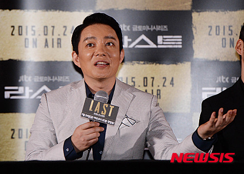 【서울=뉴시스】장세영 기자 = 배우 이범수가 21일 오후 서울 동대문 메가박스에서 열린 JTBC 새 금토드라마 '라스트' 제작발표회에 참석해 기자들의 질문에 답하고 있다. 이 자리에는 배우 이범수, 윤계상, 서예지, 박원상, 박예진, 조남국 PD가 참석했다. 2015.07.21. photothink@newsis.com