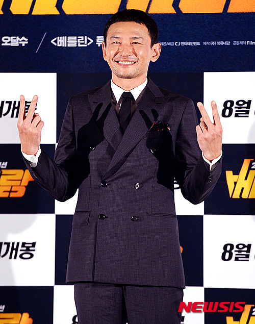 【서울=뉴시스】박영태기자 = 21일 오후 서울 성동구 왕십리CGV에서 열린 영화 ‘베테랑’(감독 류승완) 언론시사회에서 배우 황정민이 포토타임을 하고 있다. 2015.07.21.&nbsp; since1999@newsis.com