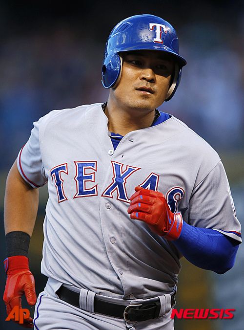 【덴버=AP/뉴시스】미국프로야구(MLB) 추신수(33·텍사스 레인저스)가 22일(한국시간) 미국 콜로라도주 덴버 쿠어스필드에서 열린 2015 MLB 콜로라도 로키스와의 원정경기에서 7번타자겸 우익수로 선발 출장해 4회초 선두타자로 나와 솔로 홈런을 날린 뒤 베이스를 돌고 있다. 추신수는 이날 5타수 4안타 3타점 3득점으로 맹활약과 함께 아시아 출신 메이저리거로는 처음으로 사이클링 히트을 달성했다. 팀도 콜로라도에 9-0 완승을 거뒀다. 2015.7.22.