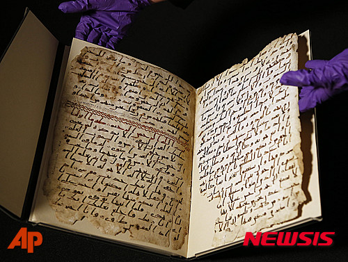 【버밍엄=AP/뉴시스】영국 버밍엄 대학교에서 22일 한 조사관이 이슬람 예언자 무함마드(마호메트) 생애 후반 및 사망 직후 시대까지 거슬러올라 가는 것으로 판명된 최고의 코란 양피지 책자를 펼쳐 보이고 있다. 옥스포드 대학의 방사성 탄소 측정 결과 코란 일부인 18~20장이 필사된 이 책은 최소한 1370년 전에 만들어진 것으로 밝혀졌다. 과학자들은 양피지가 568년부터 645년 사이에 만들어졌을 확률이 95%라고 말했다. 무함마드의 생몰 연대는 570~632년으로 알려져 있다. 2015. 7. 22.