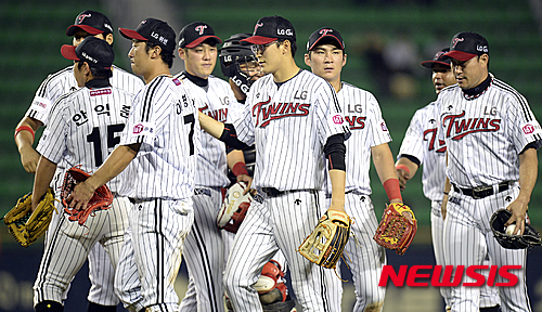 【서울=뉴시스】최진석 기자 = 22일 오후 서울 송파구 잠실야구장에서 열린 '2015 KBO리그' LG 트윈스와 넥센 히어로즈의 경기에서 5-3으로 승리를 거둔 LG 트윈스 선수들이 승리를 자축하고 있다. 2015.07.22. myjs@newsis.com