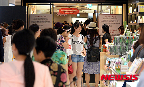 【서울=뉴시스】박영태 기자 = 롯데면세점이 2014년 33억4600만유로(약 4조4500억원)의 총 매출을 올리며 2013년 4위에서 한 단계 상승, 스위스 듀프리(Dufry)와 미국 DFS에 이어 3위를 차지했다고 영국의 저명한 글로벌 관광·유통 전문지 '무디 리포트'가 밝혔다. 사진은 23일 서울 소공동 롯데면세점의 모습. 2015.07.23.&nbsp; since1999@newsis.com