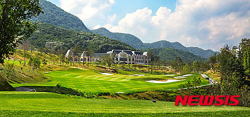【서울=뉴시스】강원 홍천군 서면 ‘샤인데일 C.C’와 클럽하우스. (사진=워커힐 CS사업부)