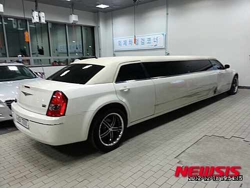 김씨 일당이 고의로 측면 추돌사고를 낸 클라이슬러 리무진 웨딩카. 이들은 실제 수리비가 300만원임에도 사고차량 사이드패널 등의 교환수리가 국내에서 불가능한 것처럼 과장해 1억2000만원 상당의 수리견적서를 보험사에 제출했다.