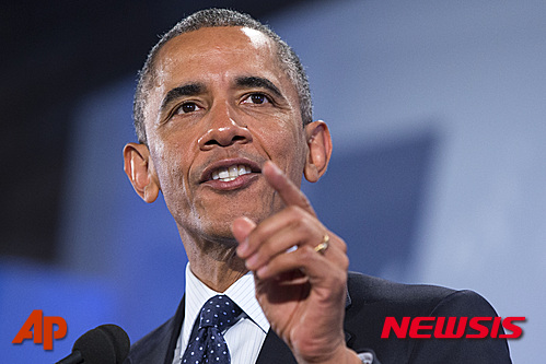 【나이로비=AP/뉴시스】'아버지의 나라' 케냐를 방문 중인 버락 오바마 미국 대통령이 아프리카에서의 미국의 영향력 강화에 나섰다. 25일(현지시간) 케냐 수도 나이로비에서 '글로벌 기업가정신 포럼'이 열린 가운데 오바마 대통령은 개막연설에서 "아프리카는 움직이고 있다"면서 케냐 및 아프리카의 발전 가능성을 높게 평가했다. 개막연설 중인 오바마. 2015.07.25