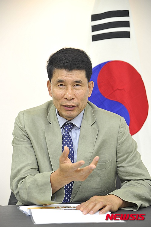 [서울=뉴시스] 한국 배구계의 살아 있는 전설 장윤창(55.경기대 교수)은 체육인들의 복지 증진과 권익 보호를 위해 대한민국 국가대표들의 단체인 대한민국국가대표 선수회 설립, 초대 회장을 맡았다. 지난 2015년 7월20일 서울 송파구 올림픽공원에 있는 선수회 사무실에서 장윤창 회장을 만나 선수회 설립 배경과 체육계의 현안 등에 대해 들어봤다. (사진=대한민국국가대표선수회 제공) 2015.07.25.