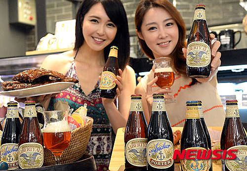 【서울=뉴시스】이종철 기자 =&nbsp; 26일 오전 서울 양천구 SSG 목동점에서 모델들이 미국 수제 맥주 앵커(Anchor)를 선보이고 있다.&nbsp;&nbsp; SSG 목동점에서는 쌉싸래한 맛과 풍부한 거품을 가지 있는 앵커 브루어리 이외에도 덴마크 수제맥주 이블트윈 등 다양한 수제맥주를 판매한다.&nbsp;&nbsp;&nbsp; 2015.07.26&nbsp;&nbsp; jc4321@newsis.com