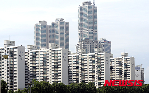 【서울=뉴시스】최진석 기자 = KB국민은행이 지난 24일 발표한 ‘7월 전국 주택 매매 및 전세시장 동향’에 따르면 아파트 매매가격 대비 전세가격 비율(전세가율)이 사상 최고 수준으로 치솟아 작년 12월(70.0%) 이후 7개월 만에 72.2%까지 높아졌고 서울의 전세가율은 70.3%를 기록하며 17년 만에 최고치를 기록했다. 전국 아파트 평균 전세가격은 2억120만원으로 전년 같은 달보다 3.6% 오르며 2011년 6월 조사 이래 역대 최고치를 기록했다.&nbsp; 사진은 26일 오후 서울 양천구 한 공인중개사에 붙은 아파트 매매 매물과 전월세 매물의 가격. 2015.07.26.&nbsp; myjs@newsis.com