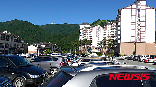 【태백=뉴시스】홍춘봉 기자 =&nbsp;해발 1100m로 전국에서 가장 높은 곳에 위치한 강원 태백시 오투리조트가 본격적인 여름 휴가철을 맞아 26일 주차장이 부족할 정도로 투숙객이 넘쳐나고 있다. 2015.07.26.&nbsp;&nbsp; casinohong@newsis.com