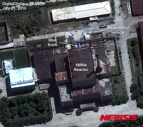 【서울=뉴시스】영변 원자로 인근 차량들의 모습을 보여주는 지난 21일 촬영된 위성사진 모습. 미국의 북한 전문 웹사이트 38 노스는 영변 우라늄 농축 시설 인근에 핵물질 조립을 위한 것이거나 핵무기용 고폭발성 부품 저장을 위한 것으로 보이는 시설이 확인됐다고 전했다. <사진 출처 : 38 노스 웹사이트> 2015.7.27