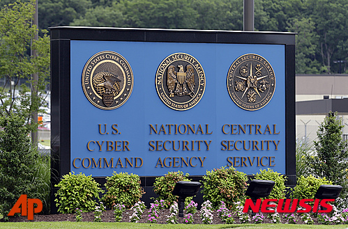 【포트 미드=AP/뉴시스】지난 2013년 6월6일 미국 국가안보국(NSA)의 간판이 메를랜드주(州) 포트 미드에 있는 NSA 건물 밖에 보인다. NSA가 무차별 통화기록 수집을 중단하고 그 통화기록을 없애기로 했다. 국가정보국(DNI)이 27일(현지시간) 성명에서 오는 11월29일 이후 테러 조사에서 이 자료를 더는 조사하지 않고 가능한 한 빨리 폐기할 것이라고 밝혔다. 2018.07.28